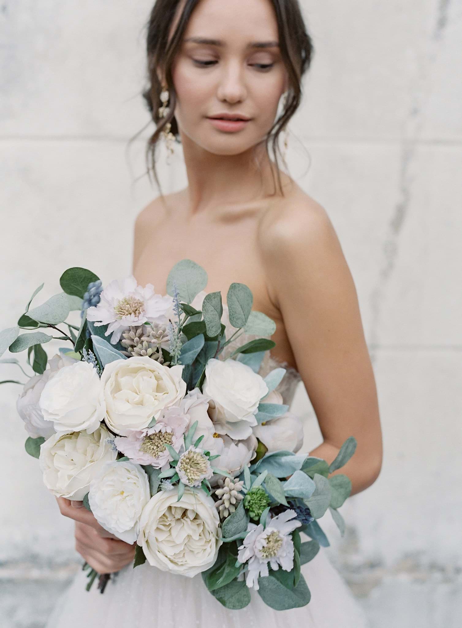 TAYLOR BRIDAL BOUQUET (HAND-TIED)